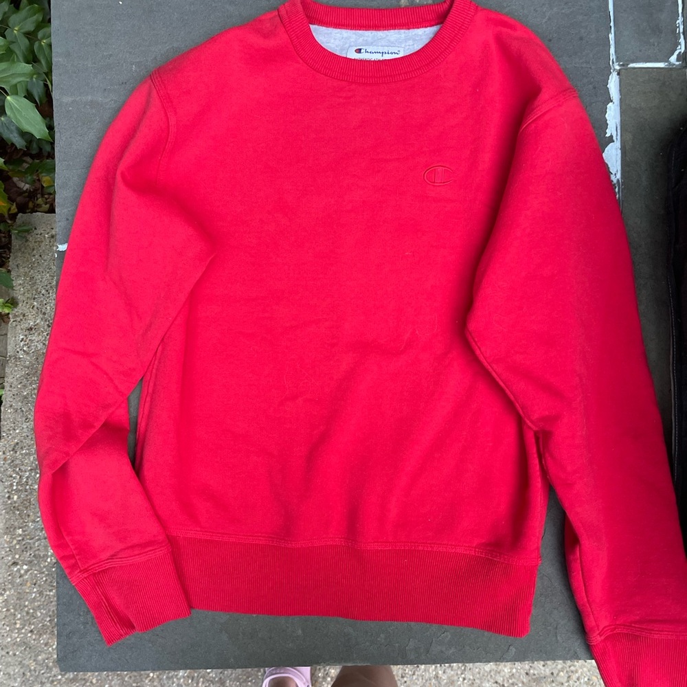 Red Men’s champion crewneck sweatshirt size small